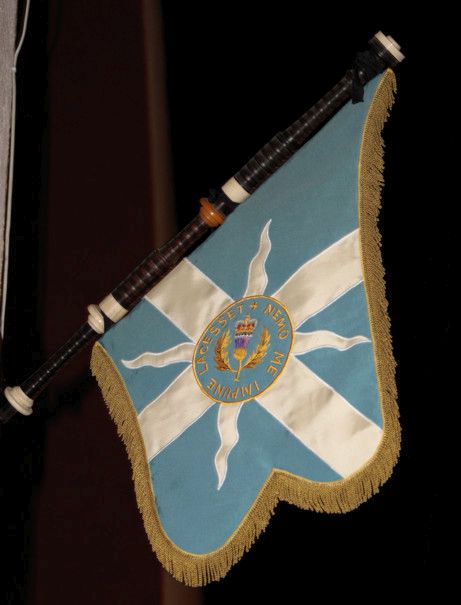 Flag - Royal Highland
Fusiliers
apse side
(supported by
bagpipe drone)