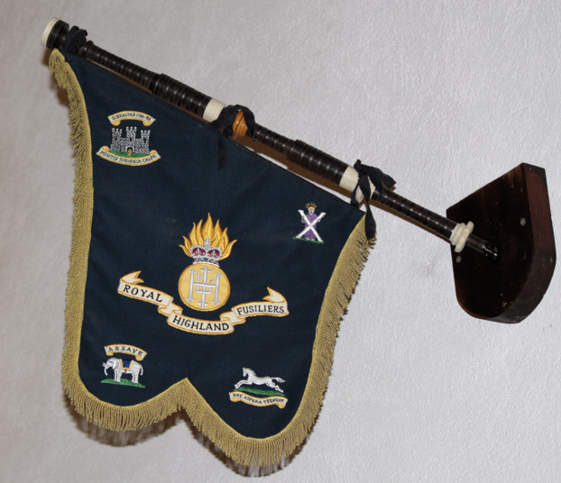 Flag - Royal Highland
Fusiliers
congregation side
(supported by
bagpipe drone)